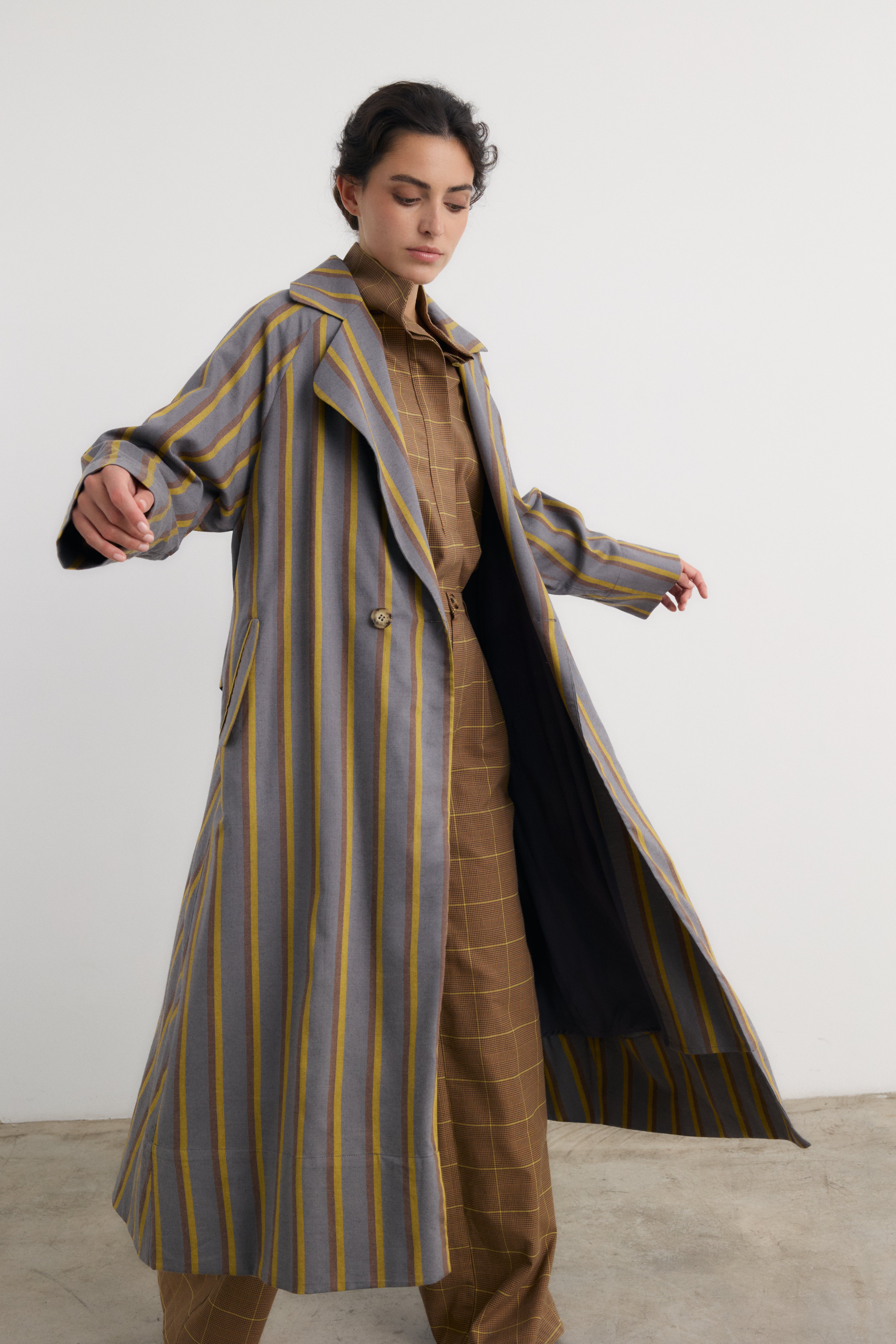 Gabardina Manuela raya mostaza