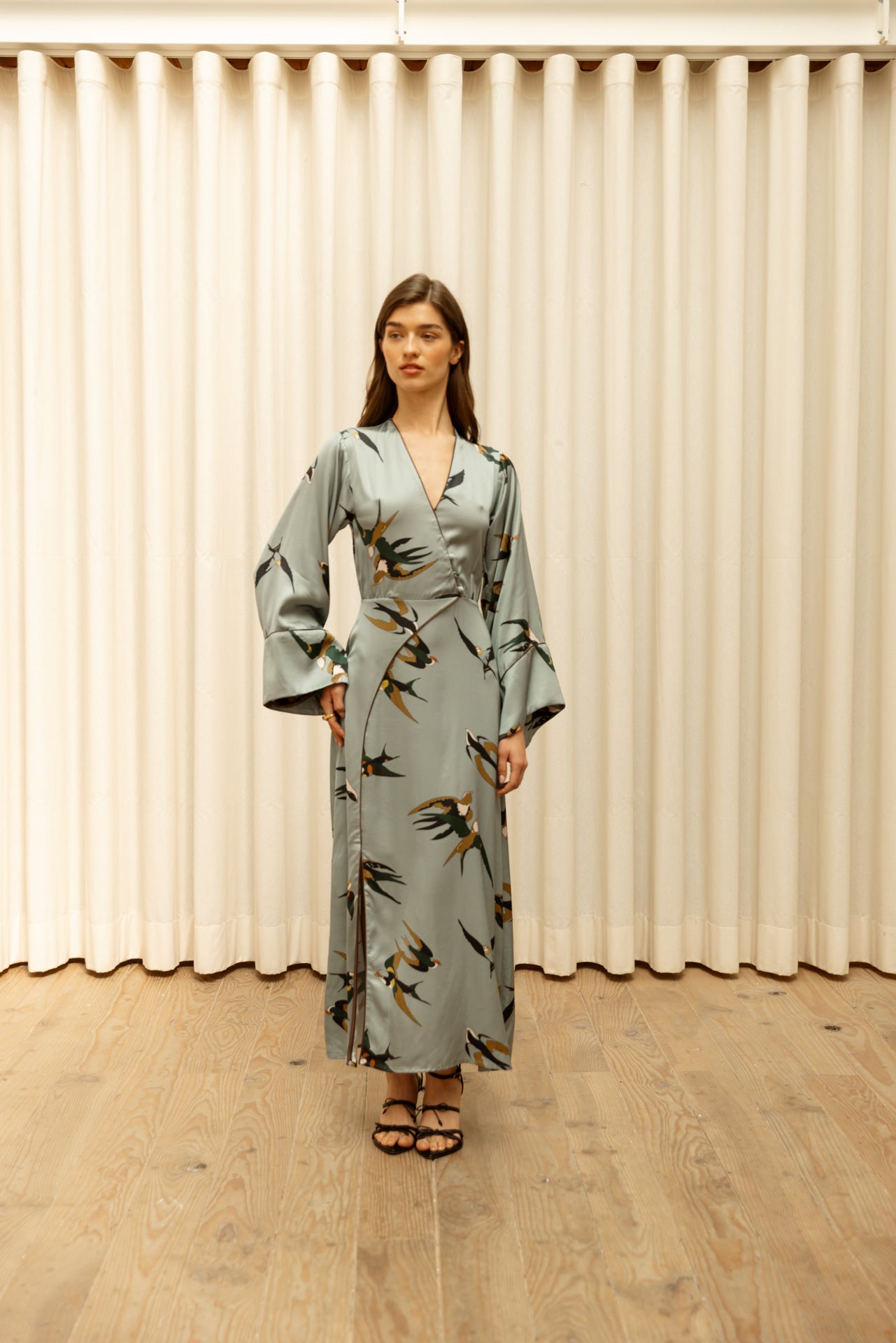 Vestido Cassatti satén pájaro azul-gris