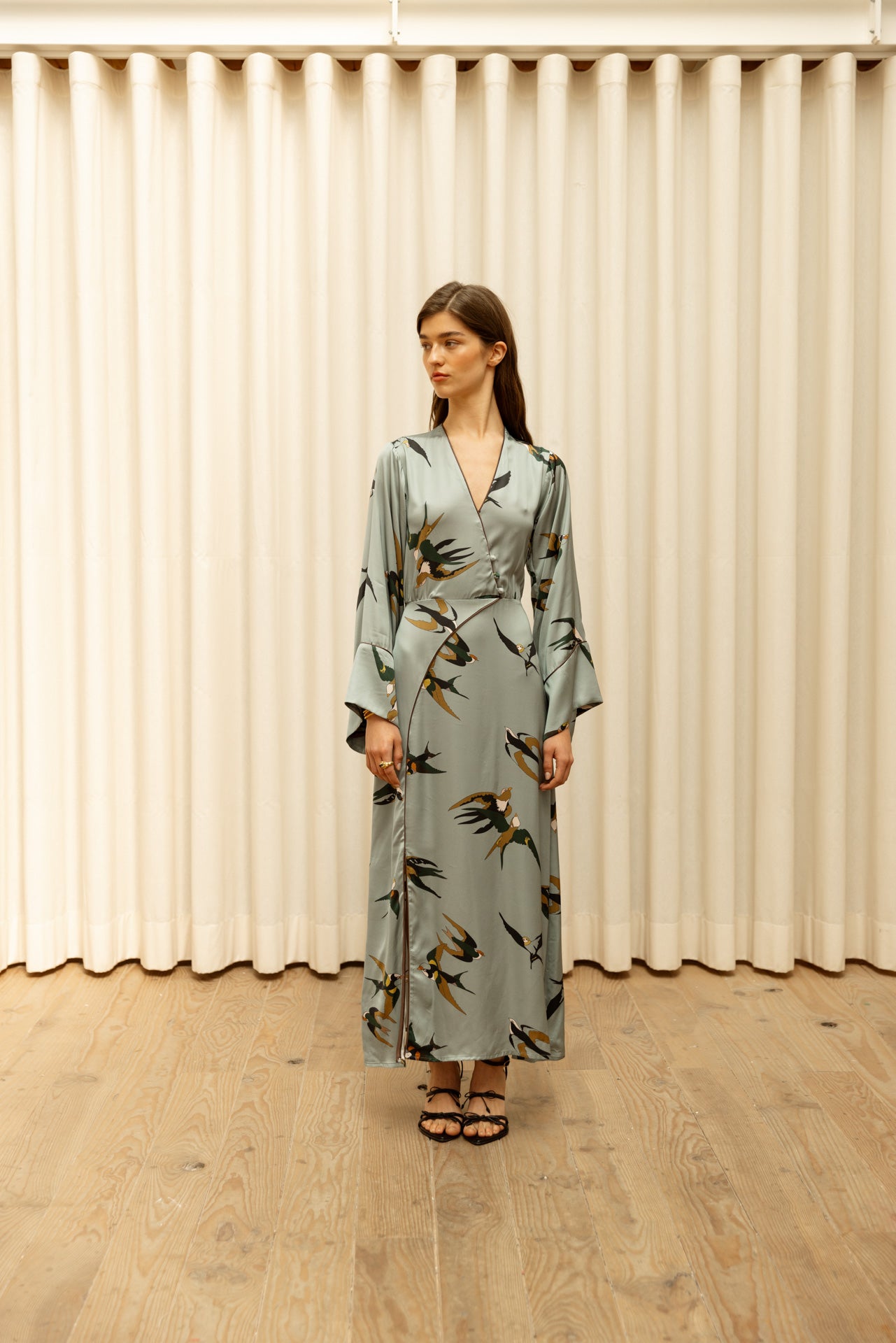 Vestido Cassatti satén pájaro azul-gris