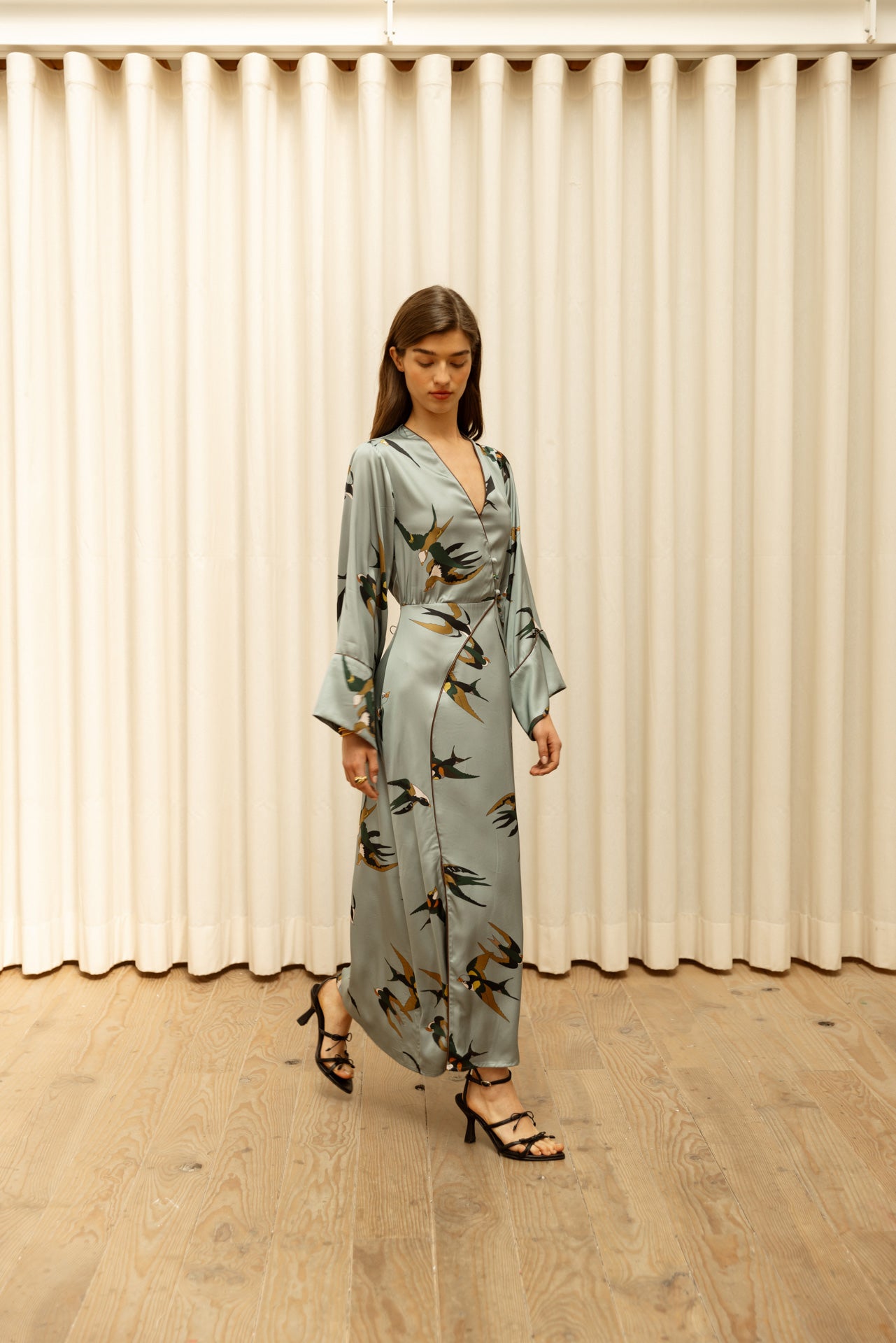 Vestido Cassatti satén pájaro azul-gris