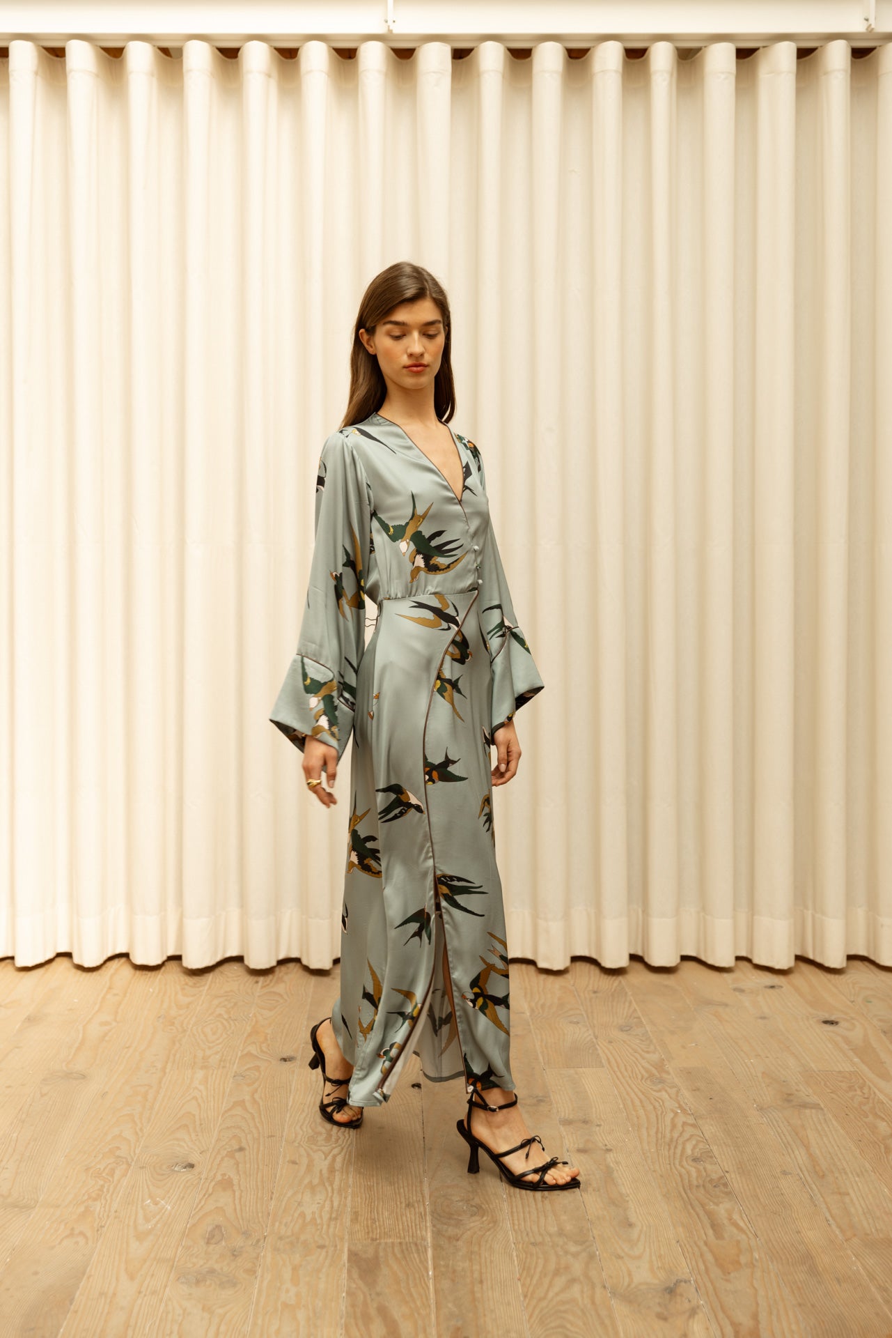 Vestido Cassatti satén pájaro azul-gris
