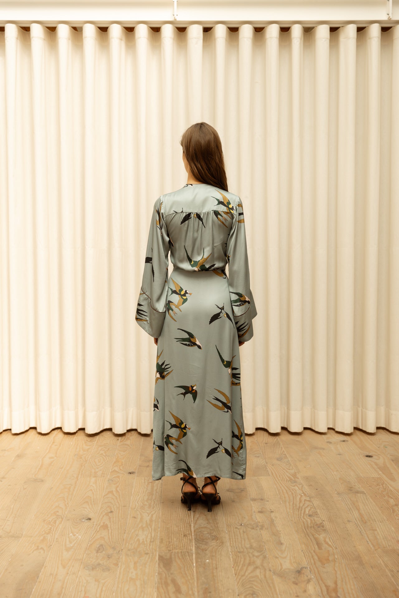 Vestido Cassatti satén pájaro azul-gris