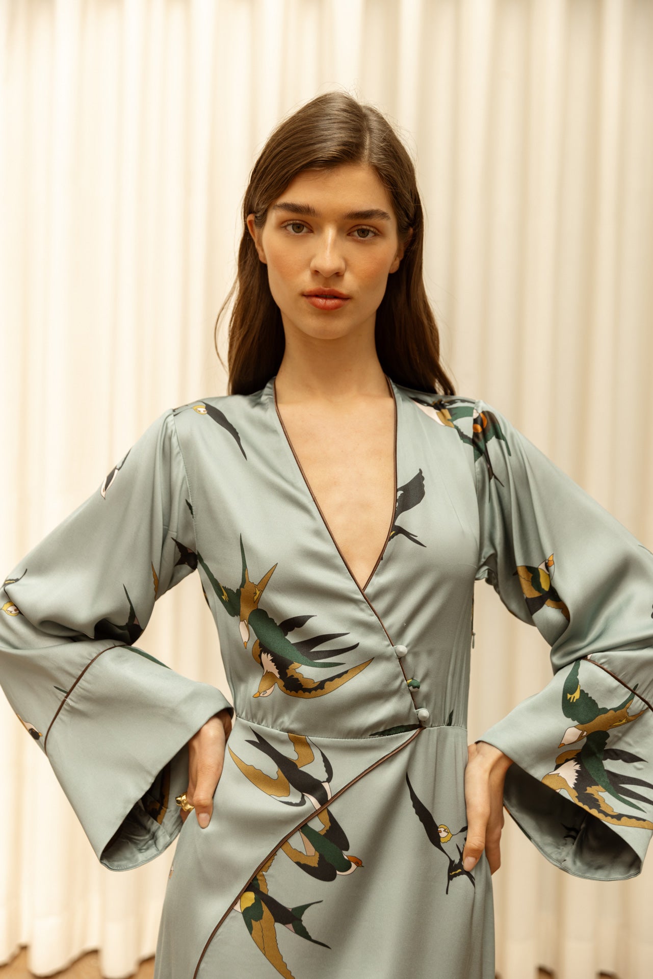 Vestido Cassatti satén pájaro azul-gris