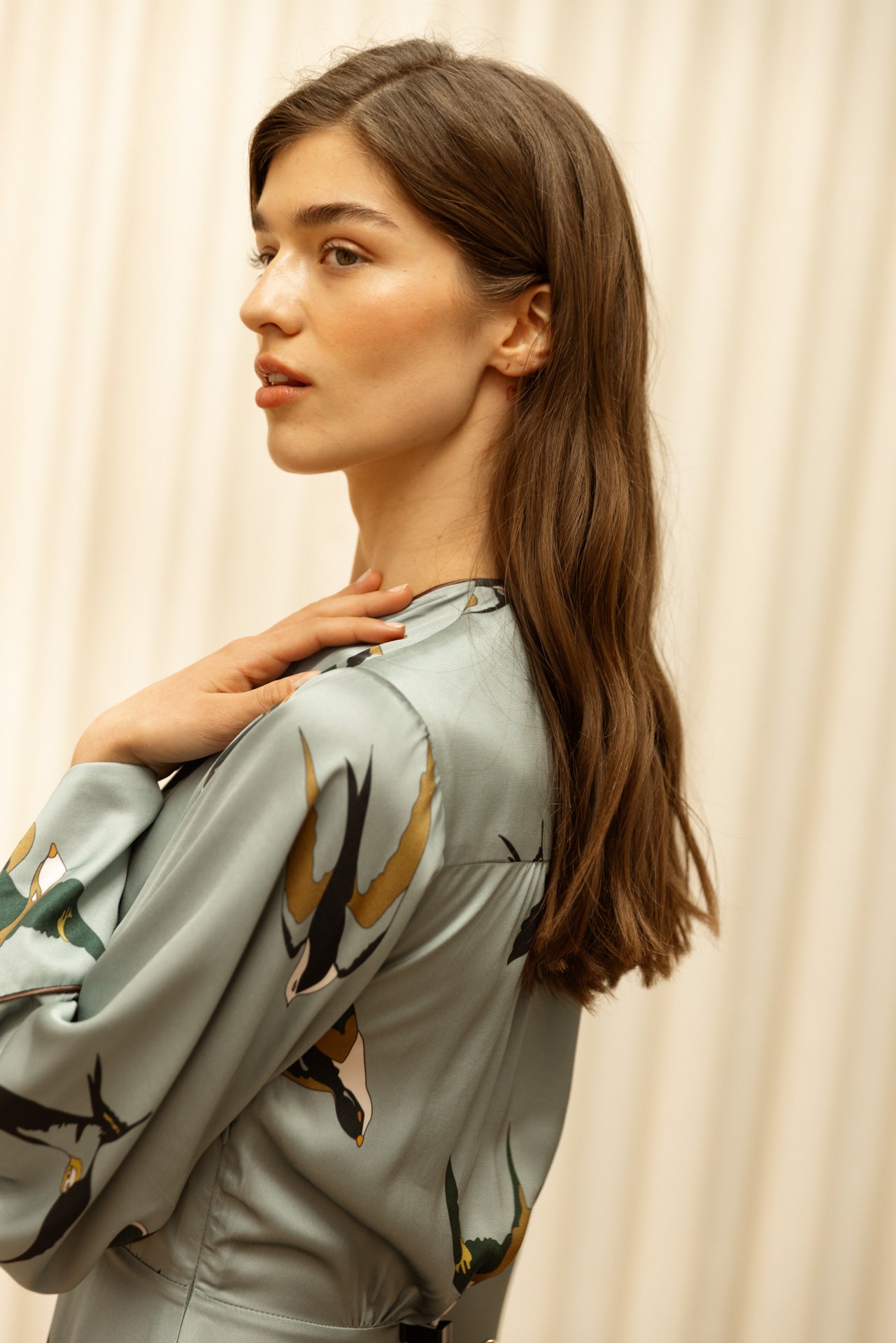Vestido Cassatti satén pájaro azul-gris